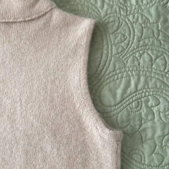 In excellent condition Theory size S/P Angora wool blend top, very soft - Picture 5 of 11